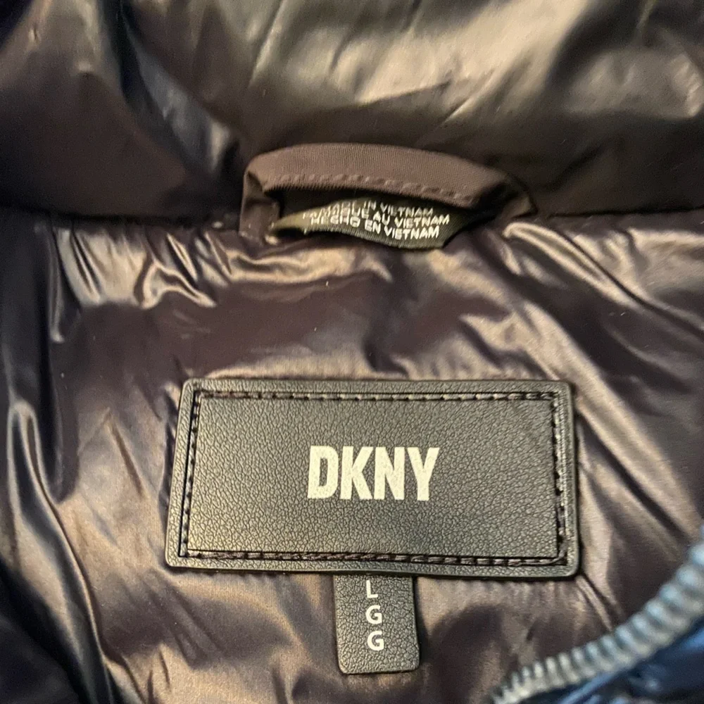 NWT DKNY BLACK BIBBED SHAWL COLLAR HOODED PUFFER SIZE LARGE - Picture 9 of 10